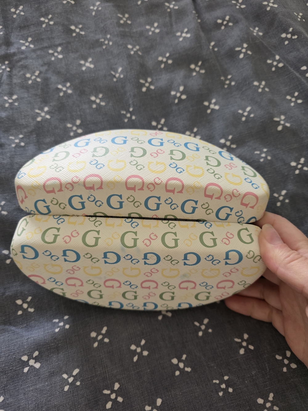 GUESS Logo Pattern Sunglasses Case - Picture 2 of 7